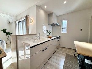 キッチン キッチンは調理スペースと収納スペースをたっぷり確保。大容量パントリー完備で食品のストックなどがすっきりと片付きます。