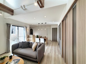 居間 【リビング16.5帖】 LDKは16.5帖、家族がのびのびと過ごせる場所です!大きな窓のあるリビングは、陽光あふれる明るい空間です。居心地良く、憩いの空間となりそうですね。