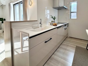 キッチン 【キッチン】 小さなお子様にも目が届く、使い勝手の良い対面キッチンで楽しくお料理ができます!