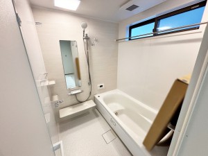 風呂 【浴室】 防水性や保温性に優れたシステムバスルーム!洗い場と脱衣所の段差が少なくバリアフリー