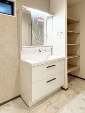 その他画像 【洗面台】 洗面台の三面鏡の裏には収納があるので、見られたくないものの収納に便利