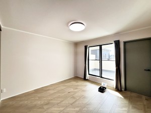 寝室 【洋室8帖】 南向きならではの恵まれた採光・通風。寝室には大きな収納スペースがあり、室内を広々と利用できます!