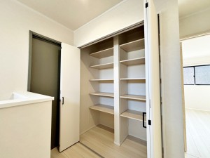 内装 【2階ホール収納】 2階廊下にはご家族の共有収納スペースを設けました。使用頻度が少ないもの、季節的なものの収納に便利!