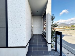 玄関 雨の日の出入りも濡れにくい玄関ポーチ