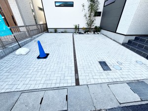 その他画像 並列2台駐車可能なゆとりあるカースペース。目の前が駐車場だと雨の日も大量にお買い物をした時も便利