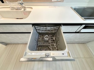キッチン 【食器洗浄乾燥機】 忙しい毎日、少しでも時間を短縮したい!そんな願いを叶える食器洗乾燥機付き。