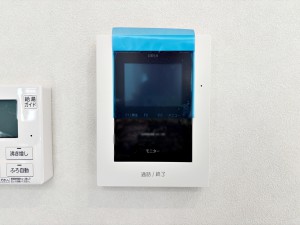 その他画像 【TVモニター付きインターホン】 留守中の来訪者画像をモニター親機に自動で録画・保存できる録画機能を内蔵。