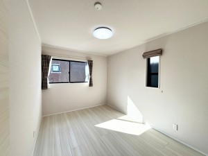 子供部屋 【洋室6帖】 腰窓で机や家具の配置がしやすい洋室6帖。子供部屋や書斎にもオススメです!
