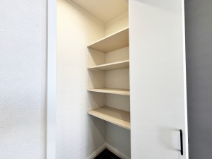 その他画像 室内に持ち込むと汚れが気になるグッズを収納できる土間収納。