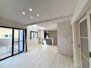 居間 温かみのあるナチュラルテイストのLDK。ダイニングセットを置いてもゆとりがあります!