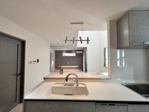 居間 対面式キッチンから配膳や片付けがスムーズにできるダイニング。