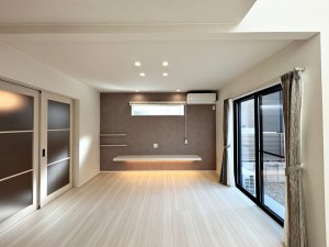 居間 ご家族みんながゆっくり過ごせるリビングは続き間の和室もあり、くつろぎの空間が広がります!