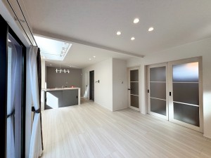 居間 【リビング18.5帖】 18.5帖の広さを確保した南向きのリビング・ダイニング。上部吹抜けからの採光にも恵まれ心地よい空間です。