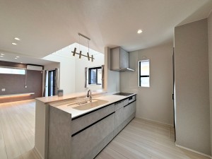 キッチン 【キッチン】 リビングで遊んでいるお子様を見ながらお料理ができ、子育て中のパパママにも安心の設計です!