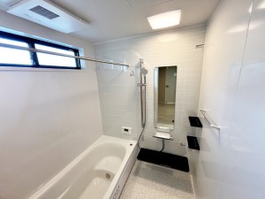 風呂 【浴室】 ゆったり入れる浴槽、一坪サイズのゆとりの空間。一日の疲れを癒してくれるくつろぎのバスタイムを…