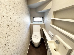 その他画像 【トイレ】 1、2階共にシャワー機能付!小窓が付いている為換気もスッキリして頂けます。