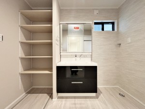 その他画像 【洗面台】 洗髪・洗面・化粧などができる機能と収納スペースを一体化した洗面台です。