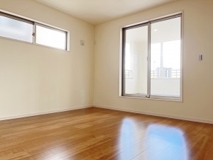 寝室 【施工例】2面採光で、晴れの日の日中はいつも明るい室内に。窓を開放すれば気持ちの良い風が入ります。