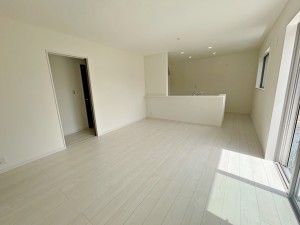 居間 【施工例】温かみのあるナチュラルテイストのLDK。ダイニングセットを置いてもゆとりがあります!