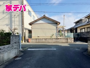外観 前面約6m幅の道路に面しており、通行や駐車の際に余裕がある広さです。運転が苦手な方でもラクラク!