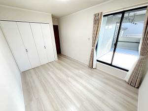 その他画像 【洋室6.5帖】 バルコニーに面した洋室は視覚的にも広がりがでる開放的な空間になります。