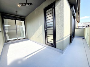 その他画像 【バルコニー】 2部屋からアクセス可能なインナーバルコニー。急な雨の日の洗濯物も安心です!天気の良い日は、ご家族の洗濯物・お布団をまとめて干せます