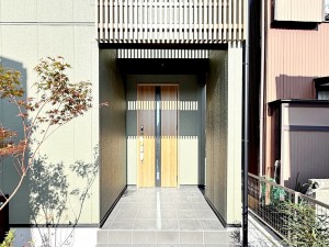 玄関 【玄関】 玄関が深い位置にあるので雨に濡れることなく身支度ができます