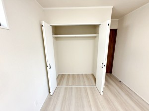 その他画像 パイプハンガー付きのクローゼットは服を畳まず収納でき大切な衣類をシワや日焼けから守ります。