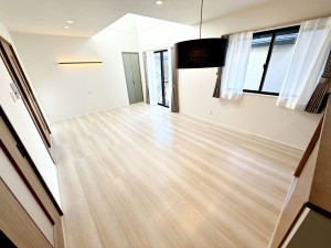 居間 南に面しているので暖かな日差しが部屋を照らします!