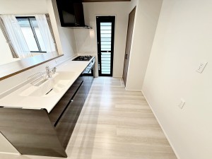 キッチン 【キッチン】 キッチン横には勝手口が付いています。お料理の際に出るごみも外にすぐに出せて便利です。通風や換気にも役立ちます