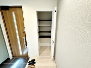 その他画像 1階廊下には収納スペースを設けております!防災グッズや掃除用品の収納など、様々な面にご活用していただけます!