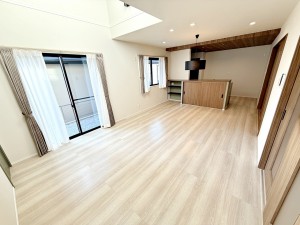 居間 【リビング18帖】 LDK上部を吹き抜けにすることで開放感のある空間に。自然光の明かりで心地よく快適に過ごせます