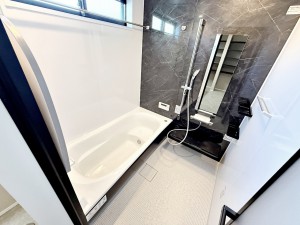 風呂 【浴室】 浴室は1坪タイプで親子一緒に入浴しても広くご利用できます!ステップ付きの浴槽は節水効果も。