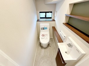 その他画像 【トイレ】 1、2階共にシャワー機能付!小窓が付いている為換気もスッキリして頂けます。