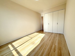 その他画像 【洋室6.5帖】 南向きならではの恵まれた採光・通風。明るいお部屋は開放感がありますね。