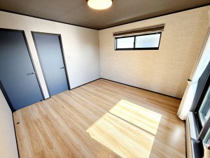 寝室 【洋室8帖】 主寝室には衣類収納やタンスを置く事もできるWIC付き!室内を広々と使えますね。