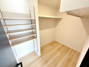 その他画像 【ウォークインクローゼット】 ハンガーにかけた洋服、帽子やバッグ他収納した物を見渡すことができ整理整頓がしやすい!