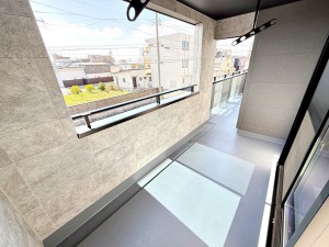その他画像 【バルコニー】 3部屋からアクセス可能なインナーバルコニー。急な雨の日の洗濯物も安心です!天気の良い日は、ご家族の洗濯物・お布団をまとめて干せます