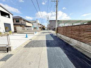 外観 前面道路:南側約5.3m幅