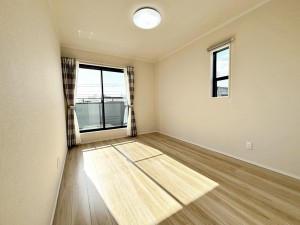 子供部屋 【洋室6.5帖】 2面採光で、晴れの日の日中はいつも明るい室内に。窓を開放すれば気持ちの良い風が入ります。