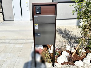 外観 不在時でも荷物が受け取れる『宅配ボックス』付きのインターホン・ポスト。対面なしで受け取れるので、防犯対策にもなります。