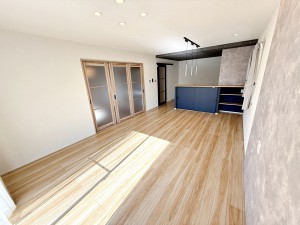 居間 温かみのあるナチュラルテイストのLDK。ダイニングセットを置いてもゆとりがあります!