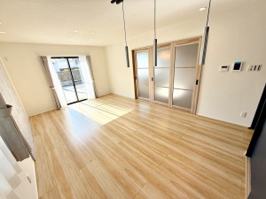 居間 沢山の光が差し込む明るいリビングは、開放的で心地よい空間です。自然と家族が集まり幸せな時間が流れます。