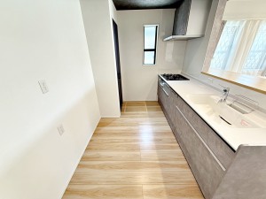 キッチン 小窓が付いており、明るく換気もできるスペース