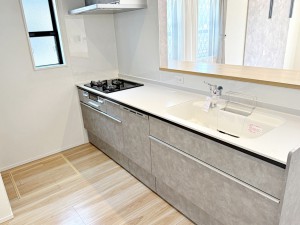 キッチン リビングで遊んでいるお子様を見ながらお料理ができ、子育て中のパパママにも安心の設計です!