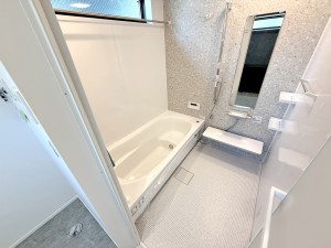 風呂 【浴室】 ゆったり入れる浴槽、一坪サイズのゆとりの空間。一日の疲れを癒してくれるくつろぎのバスタイムを…