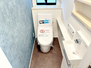 その他画像 【トイレ】 1、2階共にシャワー機能付!小窓が付いている為換気もスッキリして頂けます。