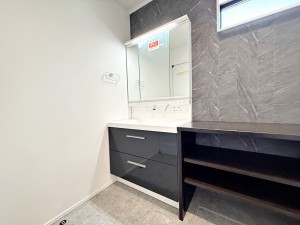 その他画像 【洗面台】 洗髪・洗面・化粧などができる機能と収納スペースを一体化した洗面台です。