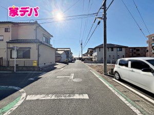 外観 前面道路は見通しが良く、車の移動もスムーズに行えます。
