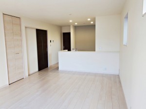 居間 【施工例】温かみのあるナチュラルテイストのLDK。ダイニングセットを置いてもゆとりがあります!